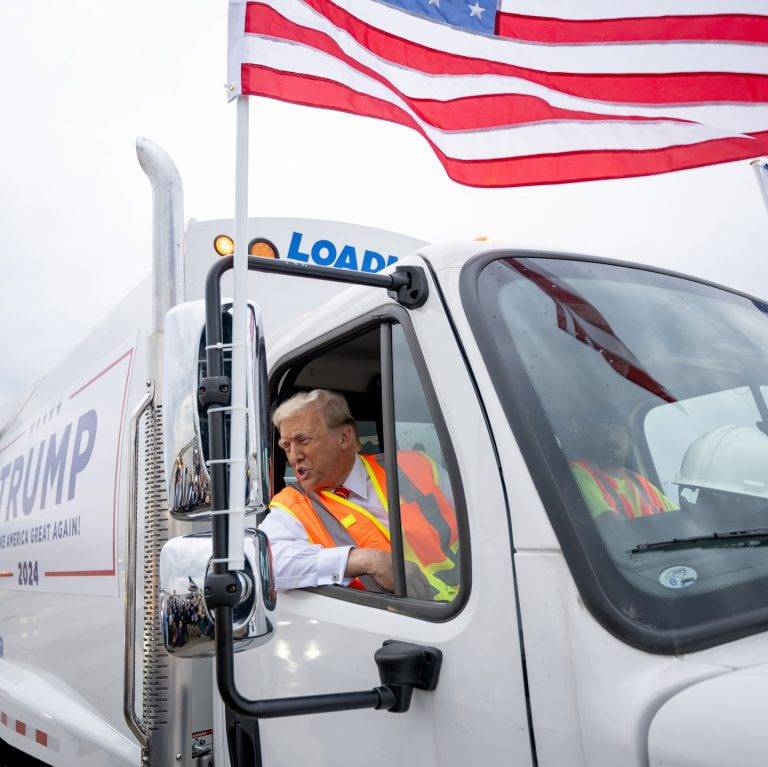 FOTOGRAFÍA. GREEN BAY (WISCONSIN) ESTADOS UNIDOS DE AMÉRICA, 30 DE OCTUBRE DE 2024. Mitin de Trump para la Campaña electoral de las elecciones presidencias de los Estados Unidos del próximo sábado 5 de noviembre de 2024. El candidato del partido Republicano, formación patriota, Donald John Trump, que se enfrenta a la candidata oficialista de ultraizquierda, alto cado de la Administración Joseph Robinette Biden Jr. (Joe Biden), vicepresidente de los Estados Unidos Kamala Devi Harris, ofrece un acto público hoy en Green Bay (Wisconsin). El exmandatario de EEUU ha llegado hoy en la zona a bordo de un camión de basura y ha decidido ofrecer su discurso como obrero del sector de la limpieza, en un chaleco, en respuesta al odio de la candidata Harris a las clases obreras estadounidenses al llamar su jefe Biden "basura" a al menos el 50 % de la población de los Estados Unidos (votantes de Trump) -según encuestas del 5N Estados Unidos. Palabras textuales de Joe Biden: "Déjenme decirles algo. (...) La única basura que veo flotando por ahí son sus seguidores", dijo Biden este martes a Puerto Rico. Equipo Campaña Donald Trump/Lasvocesdelpueblo (Ñ Pueblo)