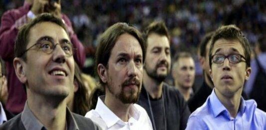 FOTOGRAFÍA. PALACIO VISTALEGRE (MADRID) REINO DE ESPAÑA, 18 DE OCTUBRE DE 2014. En la imagen los cofundadores de la ultraizquierda PODEMOS: el líder del partido, Pablo manuel Iglesias Turrión (Pablo Iglesias) (c), junto a sus colegas del Comité Ejecutivo de la formación ultra, Juan Carlos Monedero Fernández-Gala (i) e Íñigo Errejón Galván (d), en la primera Asamblea general de este partido llamada "Asamblea Ciudadana" bajo título "Sí Se Puede" hoy en el Palacio Vistalegre de Madrid, capital del Reino de España, entre multitudes de simpatizantes comunistas, más de 7.000 personas. Efe