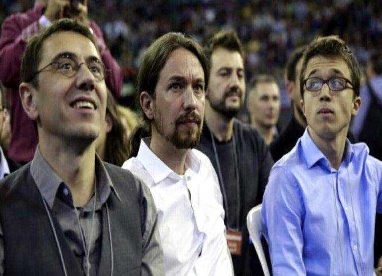FOTOGRAFÍA. PALACIO VISTALEGRE (MADRID) REINO DE ESPAÑA, 18 DE OCTUBRE DE 2014. En la imagen los cofundadores de la ultraizquierda PODEMOS: el líder del partido, Pablo manuel Iglesias Turrión (Pablo Iglesias) (c), junto a sus colegas del Comité Ejecutivo de la formación ultra, Juan Carlos Monedero Fernández-Gala (i) e Íñigo Errejón Galván (d), en la primera Asamblea general de este partido llamada "Asamblea Ciudadana" bajo título "Sí Se Puede" hoy en el Palacio Vistalegre de Madrid, capital del Reino de España, entre multitudes de simpatizantes comunistas, más de 7.000 personas. Efe