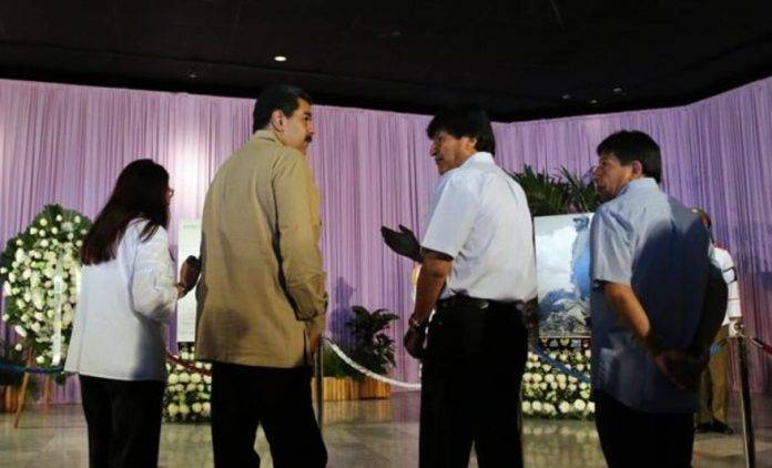 FOTOGRAFÍA. LA HABANA (CUBA), 29 DE NOVIEMBRE DE 20216. El presidente de la República Bolivariana de Venezuela, el comunista chavista Nicolás Maduro Moros, (2-izda) y su homólogo ultra del Estado Plurinacional de Bolivia, Juan Evo Morales Ayma (Evo Morales) (2-dcha), hoy, martes 29 de noviembre de 2016, rindiendo tributo al fallecido tirano comunista cubano, Fidel Alejandro Castro Ruz (Fidel Castro), acompañados por la canciller diputada al Parlamento Nacional y la esposa de Nicolás Maduro Moros, Cilia Adela Flores de Maduro (Cilia Flores) (izda) y el canciller de origen aimara y vicepresidente de Bolivia, David Choquehuanca Céspedes (dcha), en la Plaza de la Revolución en La Habana (Cuba). Efe