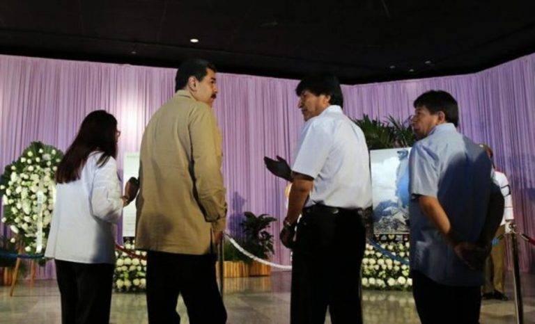 FOTOGRAFÍA. LA HABANA (CUBA), 29 DE NOVIEMBRE DE 20216. El presidente de la República Bolivariana de Venezuela, el comunista chavista Nicolás Maduro Moros, (2-izda) y su homólogo ultra del Estado Plurinacional de Bolivia, Juan Evo Morales Ayma (Evo Morales) (2-dcha), hoy, martes 29 de noviembre de 2016, rindiendo tributo al fallecido tirano comunista cubano, Fidel Alejandro Castro Ruz (Fidel Castro), acompañados por la canciller diputada al Parlamento Nacional y la esposa de Nicolás Maduro Moros, Cilia Adela Flores de Maduro (Cilia Flores) (izda) y el canciller de origen aimara y vicepresidente de Bolivia, David Choquehuanca Céspedes (dcha), en la Plaza de la Revolución en La Habana (Cuba). Efe