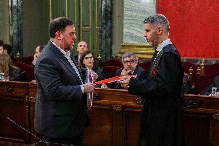 FOTOGRAFÍA. MADRID (REINO DE ESPAÑA), 12 DE FEBRERO DE 2019. Juicio del Procés. El investigado y procesado exvicepresidente del Govern de la Generalitat de Catalunya y presidente de la ultraizquierda separatista esquerra Republicana de Catalunya (ERC), Oriol Junqueras Vies (izda) intercambia documentación con su abogado Andreu Van Den Eynde. Efe