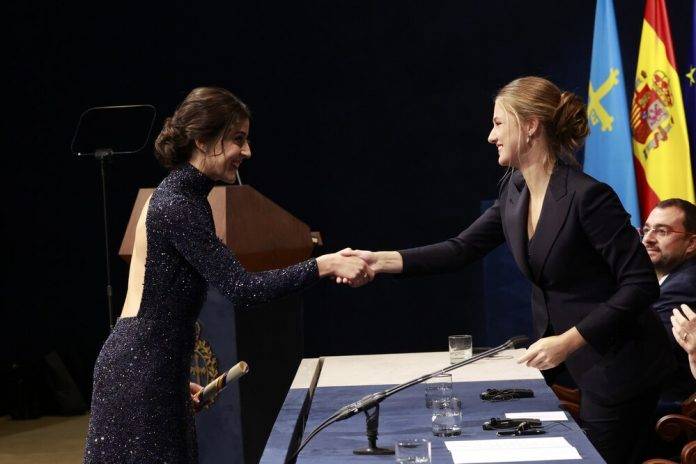 PREMIOS PRINCESA DE ASTURIAS 2024, Leonor elige un esmoquin azul marino y su madre un sofisticado vestido negro con un gran volante (3) FOTOGRAFÍA. OVIEDO (ASTURIAS) REINO DE ESPAÑA, 25 DE OCTUBRE DE 2024. Sus Majestades los Reyes de españa: Felipe Juan Pablo Alfonso de Todos los Santos de Borbón y Grecia (Felipe VI) y la reina Letizia Ortiz Rocasolano, acompañados de Sus Altezas Reales la Princesa de Asturias Leonor de Borbón y Ortiz y la Infanta Doña Sofía de Borbón y Ortiz, presiden el acto de entrega de los galardones, que distinguen en esta edición a Joan Manuel Serrat, Premio Princesa de Asturias de las Artes; Marjane Satrapi, Premio Princesa de Asturias de Comunicación y Humanidades; Carolina Marín, Premio Princesa de Asturias de los Deportes; Michael Ignatieff, Premio Princesa de Asturias de Ciencias Sociales; Ana Blandiana, Premio Princesa de Asturias de las Letras; la Organización de Estados Iberoamericanos para la Educación, la Ciencia y la Cultura (OEI), Premio Princesa de Asturias Cooperación Internacional; Daniel J. Drucker, Jeffrey M. Friedman, Joel F. Habener, Jens Juul Holst y Svetlana Mojsov, Premio Princesa de Asturias de Investigación Científica y Técnica; y Magnum Photos, Premio Princesa de Asturias de la Concordia. Lasvocesdelpueblo ( Ñ Pueblo)