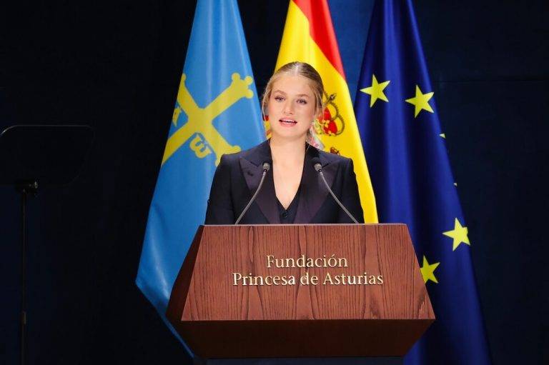 FOTOGRAFÍA. OVIEDO (ASTURIAS) REINO DE ESPAÑA, 25 DE OCTUBRE DE 2024. Sus Majestades los Reyes de españa: Felipe Juan Pablo Alfonso de Todos los Santos de Borbón y Grecia (Felipe VI) y la reina Letizia Ortiz Rocasolano, acompañados de Sus Altezas Reales la Princesa de Asturias Leonor de Borbón y Ortiz y la Infanta Doña Sofía de Borbón y Ortiz, presiden el acto de entrega de los galardones, que distinguen en esta edición a Joan Manuel Serrat, Premio Princesa de Asturias de las Artes; Marjane Satrapi, Premio Princesa de Asturias de Comunicación y Humanidades; Carolina Marín, Premio Princesa de Asturias de los Deportes; Michael Ignatieff, Premio Princesa de Asturias de Ciencias Sociales; Ana Blandiana, Premio Princesa de Asturias de las Letras; la Organización de Estados Iberoamericanos para la Educación, la Ciencia y la Cultura (OEI), Premio Princesa de Asturias Cooperación Internacional; Daniel J. Drucker, Jeffrey M. Friedman, Joel F. Habener, Jens Juul Holst y Svetlana Mojsov, Premio Princesa de Asturias de Investigación Científica y Técnica; y Magnum Photos, Premio Princesa de Asturias de la Concordia. Lasvocesdelpueblo ( Ñ Pueblo)