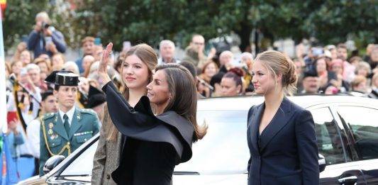 FOTOGRAFÍA. OVIEDO (ASTURIAS) REINO DE ESPAÑA, 25 DE OCTUBRE DE 2024. Ceremonia de la entrega de los Premios Princesa de Asturia 2024 en el Teatro campoamor. La princesa Leonor (d), acompañada por su familia, su madre, la reina Letizia (i), junto a su hermana, la infanta Sofía de Borbón y Ortiz (i), y el papa de ella, su majestad el rey Felipe VI (no sale), hoy a su llegada a la ceremonia, luciendo un esmoquin azul marino. Lasvocesdelpueblo (Ñ Pueblo)