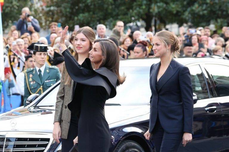 FOTOGRAFÍA. OVIEDO (ASTURIAS) REINO DE ESPAÑA, 25 DE OCTUBRE DE 2024. Ceremonia de la entrega de los Premios Princesa de Asturia 2024 en el Teatro campoamor. La princesa Leonor (d), acompañada por su familia, su madre, la reina Letizia (i), junto a su hermana, la infanta Sofía de Borbón y Ortiz (i), y el papa de ella, su majestad el rey Felipe VI (no sale), hoy a su llegada a la ceremonia, luciendo un esmoquin azul marino. Lasvocesdelpueblo (Ñ Pueblo)