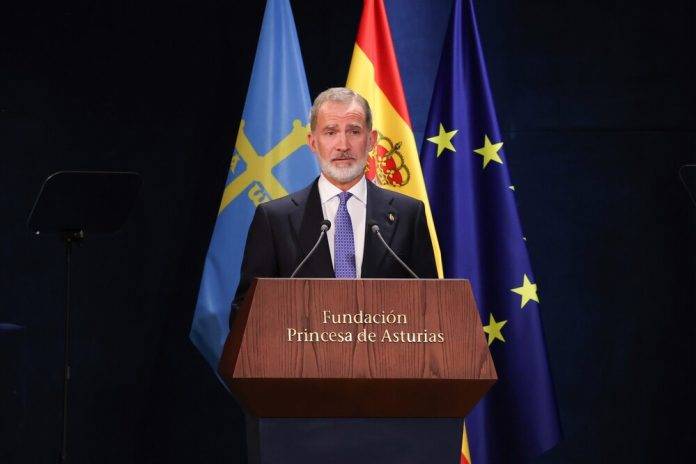 FOTOGRAFÍA. OVIEDO (ASTURIAS) REINO DE ESPAÑA, 25 DE OCTUBRE DE 2024. Sus Majestades los Reyes de españa: Felipe Juan Pablo Alfonso de Todos los Santos de Borbón y Grecia (Felipe VI) y la reina Letizia Ortiz Rocasolano, acompañados de Sus Altezas Reales la Princesa de Asturias Leonor de Borbón y Ortiz y la Infanta Doña Sofía de Borbón y Ortiz, presiden el acto de entrega de los galardones, que distinguen en esta edición a Joan Manuel Serrat, Premio Princesa de Asturias de las Artes; Marjane Satrapi, Premio Princesa de Asturias de Comunicación y Humanidades; Carolina Marín, Premio Princesa de Asturias de los Deportes; Michael Ignatieff, Premio Princesa de Asturias de Ciencias Sociales; Ana Blandiana, Premio Princesa de Asturias de las Letras; la Organización de Estados Iberoamericanos para la Educación, la Ciencia y la Cultura (OEI), Premio Princesa de Asturias Cooperación Internacional; Daniel J. Drucker, Jeffrey M. Friedman, Joel F. Habener, Jens Juul Holst y Svetlana Mojsov, Premio Princesa de Asturias de Investigación Científica y Técnica; y Magnum Photos, Premio Princesa de Asturias de la Concordia. Lasvocesdelpueblo ( Ñ Pueblo)