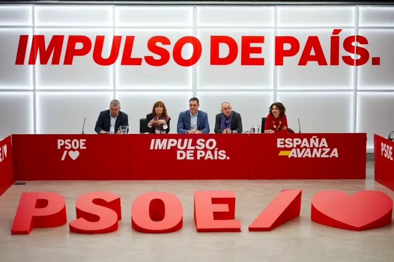 FOTOGRAFÍA. MADRID (REINO DE ESPAÑA), 05 DE FEBRERO DE 2024. El presidente del Gobierno, Pedro Sánchez Pérez-Castejón (3 i), junto al secretario general del sindicato comunista UGT, José María Álvarez Suárez (Pepe Álvarez) (2 d), y la vicepresidente primera, María Jesús Montero (d), en calle Ferraz 70 de Madrid, durante la reunión de la Comisión Ejecutiva Federal este lunes en Madrid. Sánchez está convencido de que se aprobará la ley de amnistía y negociará para ello con Junts per Catalunya, y aunque no prevé cambiar el texto rechazado por el pleno del Congreso no descarta una modificación de la ley de Enjuiciamiento Criminal, en lo que se refiere a los plazos de instrucción. Sánchez se ha referido a la negociación que se abre ahora en la comisión de Justicia del Congreso para intentar sacar adelante la ley en una entrevista en La Sexta en la que ha calificado de "inviable" un referéndum de autodeterminación en Cataluña. Efe