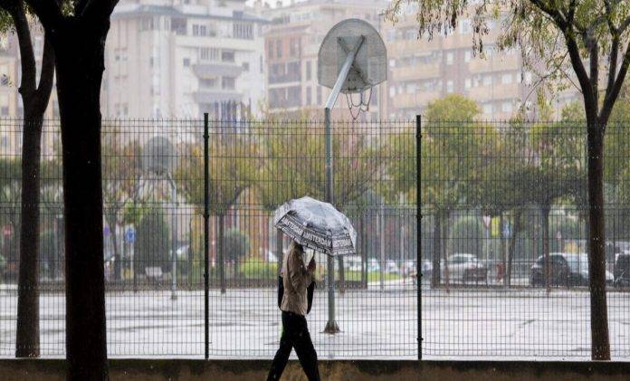 FOTOGRAFÍA. CASTELLÓN (COMUNIDAD VALENCIANA) REINO DE 2024. 28 DE OCTUBRE DE 2024. Una persona pasea bajo la lluvia en Castellón. Efe