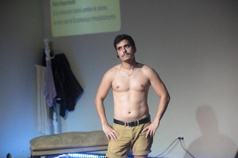 FOTOGRAFÍA. LA HABANA (CUBA), 05 DE OCTUBRE DE 2024. Fotografía de un actor durante una presentación de la obra Cero Kilómetros del teatro Kilómetro 0 en La Habana (Cuba). Cuba reflexiona sobre las nuevas masculinidades con una muestra artística en La Habana. Efe