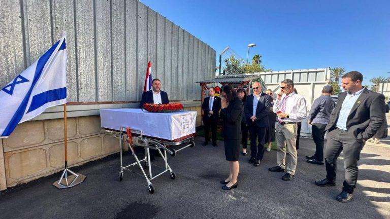 FOTOGRAFÍA. TEL AVIV (ISRAEL), 21 DE OCTUBRE DE 2024.- Fotografía cedida por el Ministerio de Exteriores de Tailandia de familiares junto al ataúd de un tailandés que murió el día 11 por una explosión causada por "munición caída" en el kibutz Yiron, a pocos kilómetros del Líbano, en el Aeropuerto de Ben Gurion, en Tel Aviv (Israel). El Gobierno de Tailandia repatrió este martes el cadáver del nacional muerto por la explosión de munición mientras trabajaba en una granja en el norte de Israel y cerca de la frontera con Líbano. Ministerio De Exteriores De Tailandia/Efe