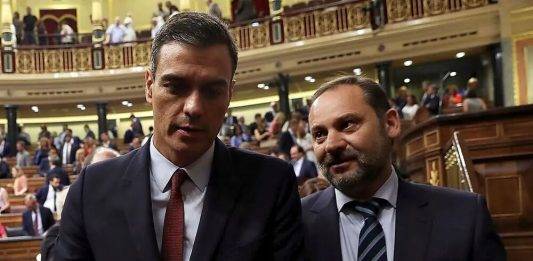 FOTOGRAFÍA. MADRID (REINO DE ESPAÑA), 22 DE JULIO DE 2019.- El presidente de Gobierno de España y secretario general del Partido Socialista Obrero Español (PSOE), Pedro Sánchez Pérez-Castejón (i), acompañado por el ministro de Fomento en funciones y Secretario de Organización del PSOE, José Luís Ábalos Meco, al finalizar la primera jornada del debate de investidura que afronta el presidente del Gobierno en funciones Pedro Sánchez Pérez-Castejón y que puede desembocar en su elección como presidente del primer Ejecutivo comunista en coalición con la ultraizquierda y apoyado en las fuerzas proterrorismno y separatistas en la reciente historia de España. Efe