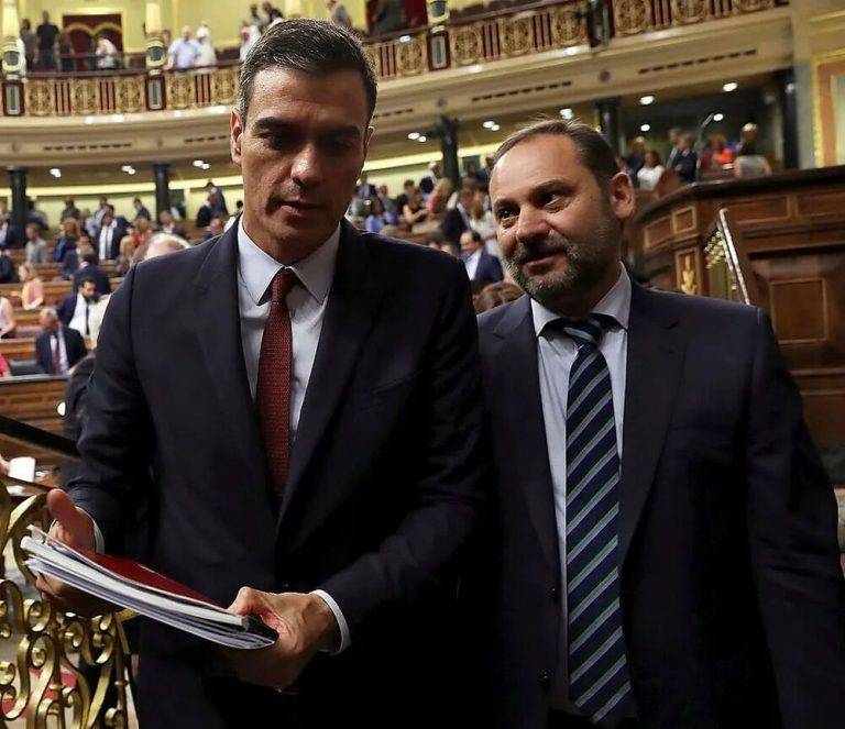 FOTOGRAFÍA. MADRID (REINO DE ESPAÑA), 22 DE JULIO DE 2019.- El presidente de Gobierno de España y secretario general del Partido Socialista Obrero Español (PSOE), Pedro Sánchez Pérez-Castejón (i), acompañado por el ministro de Fomento en funciones y Secretario de Organización del PSOE, José Luís Ábalos Meco, al finalizar la primera jornada del debate de investidura que afronta el presidente del Gobierno en funciones Pedro Sánchez Pérez-Castejón y que puede desembocar en su elección como presidente del primer Ejecutivo comunista en coalición con la ultraizquierda y apoyado en las fuerzas proterrorismno y separatistas en la reciente historia de España. Efe