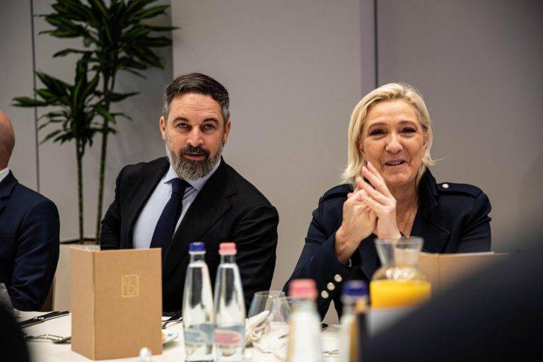 FOTOGRAFÍA. BRUSELAS (BÉLGICA), 17 DE OCTUBRE DE 2024. Tras un encuentro con la primera ministra italiana, Giorgia Meloni, "durante casi dos horas", el presidente de VOX, Santiago Abascal Conde comparte sesión de trabajo con dirigentes de los partidos que integran el grupo parlamentario Patriots (Patriotas por Europa) como el holandés Geert Wilders; el austriaco Harald Vilimsky; la francesa Marion Anne Perrine Le Pen (Marine Le Pen) o el italiano Matteo Salvini, todos ellos invitados por el primer ministro húngaro Viktor Orbán, en la Casa de Hungría-, "abordará asuntos como la necesaria unidad entre los partidos patriotas; la lucha contra la inmigración ilegal y la defensa de la soberanía de las naciones frente a los abusos de la Comisión" presidida por Úrsula Von der Leyen, informan fuentes parlamentarias de Patriots a Lasvocesdelpueblo. Estuvo presente, como no podría ser de otra manera, el jefe de la delegación de VOX en la Eurocámara, Jorge Buxadé Villalba. Lasvocesdelpueblo (Ñ Pueblo)