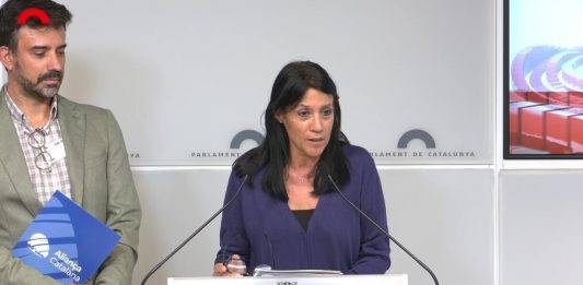 FOTOGRAFÍA. BARCELONA (REINO DE ESPAÑA), 15 DE OCTUBRE DE 2024. Rosa Maria Soberana Bonet, la portavoz parlamentario y diputada de Aliança Catalana (AC) por Lérida en el Parlament de Catalunya, junto a Lluís Areny Claverol, ex-número 1 de Aliança Catalana por la demarcación de Barcelona en las elecciones del 12M al Parlament de Catalunya quien ahora es el secretario de comunicación del partido, hoy durante una rueda de prensa posterior a la Junta de portavoces en el Palau del Parlament de Catalunya. Lasvocesdelpueblo (Ñ Pueblo)