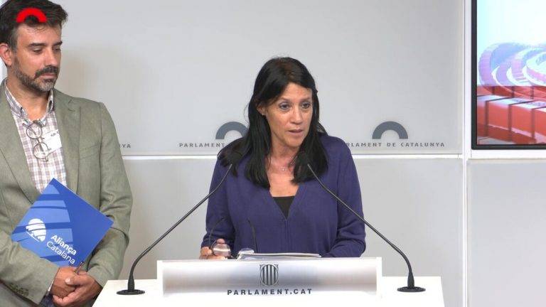 FOTOGRAFÍA. BARCELONA (REINO DE ESPAÑA), 15 DE OCTUBRE DE 2024. Rosa Maria Soberana Bonet, la portavoz parlamentario y diputada de Aliança Catalana (AC) por Lérida en el Parlament de Catalunya, junto a Lluís Areny Claverol, ex-número 1 de Aliança Catalana por la demarcación de Barcelona en las elecciones del 12M al Parlament de Catalunya quien ahora es el secretario de comunicación del partido, hoy durante una rueda de prensa posterior a la Junta de portavoces en el Palau del Parlament de Catalunya. Lasvocesdelpueblo (Ñ Pueblo)