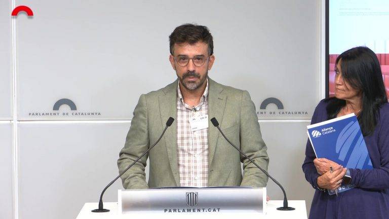 FOTOGRAFÍA. BARCELONA (REINO DE ESPAÑA), 15 DE OCTUBRE DE 2024. Lluís Areny: "El Parlament aplica el cordón sanitario silenciando a 120.000 catalanes" votantes de Aliança Catalana. Rosa Maria Soberana Bonet, la portavoz parlamentario y diputada de Aliança Catalana (AC) por Lérida en el Parlament de Catalunya, junto a Lluís Areny Claverol, ex-número 1 de Aliança Catalana por la demarcación de Barcelona en las elecciones del 12M al Parlament de Catalunya quien ahora es el secretario de comunicación del partido, hoy durante una rueda de prensa posterior a la Junta de portavoces en el Palau del Parlament de Catalunya. Lasvocesdelpueblo (Ñ Pueblo)