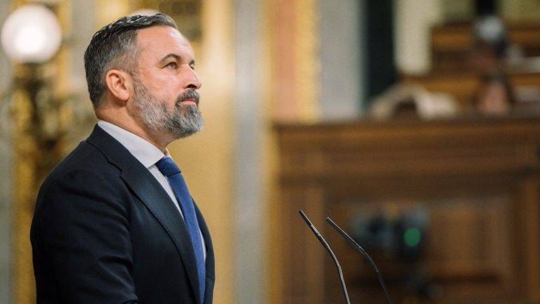 FOTOGRAFÍA. MADRID (REINO DE ESPAÑA), 09 D EOCTUBRE DE 2024. El líder opositor español y presidente de VOX, Santiago Abascal Conde (en la imagen), señala al jefe del Gobierno de España y secretario general del PSOE, Pedro Sánchez Pérez-Castejón, como responsable de la "invasión migratoria", una "catástrofe" que padecen los españoles en sus calles y barrios. "¿Pero por qué vienen en masa y por qué vienen cada vez más (los inmigrantes ilegales)?", reflexiona Abascal. Lasvocesdelpueblo (Ñ Pueblo)