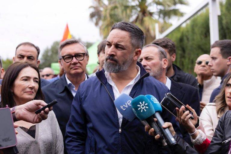 FOTOGRAFÍA. HUELVA (ANDALUCÍA) REINO DE ESPAÑA, 26 DE OCTUBRE DE 2024. El presidente de VOX, Santiago Abascal Conde, ha visitado este sábado Huelva, donde, junto al líder de la formación en la Comunidad autónoma de Andalucía, Manuel Gavira Florentino, los dirigentes provinciales andaluces de VOX y los cargos institucionales (diputados nacionales y regionales y concejales), ha compartido un mítin y una comida con afiliados tras haber atendido a los medios de comunicación allí convocados. "España no recuperará su dignidad ni los españoles su soberanía hasta que 'El 1' (Pedro Sánchez) no les devuelva la palabra y dé explicaciones en un banquillo", ha dicho a los periodistas. Lasvocesdelpueblo (Ñ Pueblo)