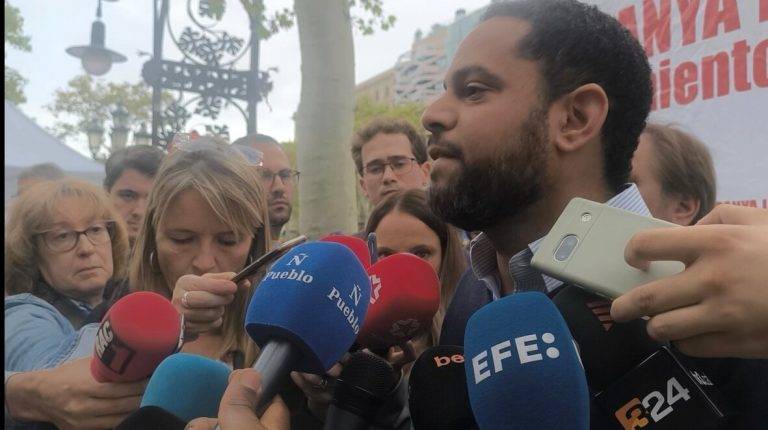 FOTOGRAFÍA. BARCELONA (REINO DE ESPAÑA), 12 DE OCTUBRE DE 2024. El secretario general y vicepresidente de Vox, presidente del Grupo Parlamentario de Vox en el Parlament de Catalunya, Ignacio Garriga Vaz de Conceiçao, participó hoy en la celebración de la Hispanidad y la fiesta nacional del Reino de España en el centro de Barcelona, junto a una fuerte delegación de la Resistencia liderada también por el portavoz parlamentario catalán y presidente del Vox en la provincia de Barcelona, Joan Garriga Doménech. Lasvocesdelpueblo (Ñ Pueblo) 