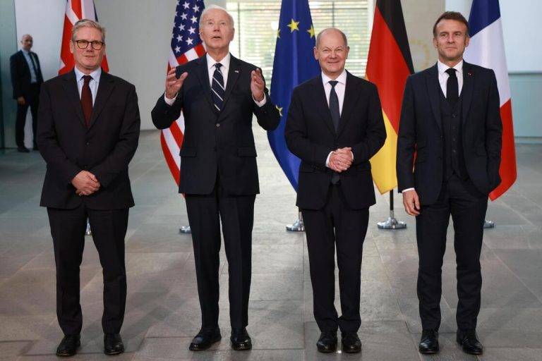 FOTOGRAFÍA. BERLÍN (ALEMANIA), 18 DE OCTUBRE DE 2024. (De izq. a der.) El primer ministro británico, Sir Keir Starmer, el presidente estadounidense, Joe Biden, el canciller alemán, Olaf Scholz, y el presidente francés, Emmanuel Macron, asisten a una sesión de fotos familiares en la cancillería en Berlín, Alemania, el 18 de octubre de 2024. El presidente de Estados Unidos, Joe Biden, realizará una visita a Alemania del 17 al 18 de octubre de 2024 para asistir a una ceremonia de la Orden del Mérito y reunirse con la canciller alemana, el primer ministro británico y el presidente francés. (Francia, Alemania) Efe