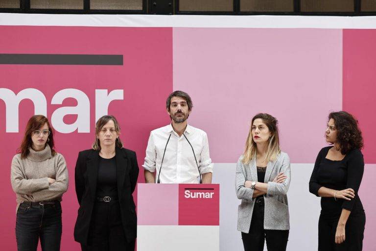 FOTOGRAFÍA. MADRID (REINO DE ESPAÑA), 26 DE OCTUBRE DE 2024. Caso Agresiones sexuales Íñigo Errejón Galván. El portavoz de la coalición electoral de las ultraizquierdas feministas y progresistas SUMAR, Ernest Urtasun Doménech (c), durante la rueda de prensa para anunciar las decisiones de la Ejecutiva este sábado, 26 de octubre de 2024 tras confirmase que el líder parlamentario de esta alianza supremacista ultra agredió sexualmente a varias mujeres y que presuntamente esta organización extremista feminista lo supo desde 2023, antes d elas elecciones generales pero lo tapó y peor aún delegó un miembro del partido integrante de SUMAR (Más Madrid-Más País) negociar y pactar con una de las víctimas su silencio, según denuncia de la víctima en redes sociales, cuenta en la red social X que ha sido eliminada por estar esta supuestamente bajo presión mediática. Efe