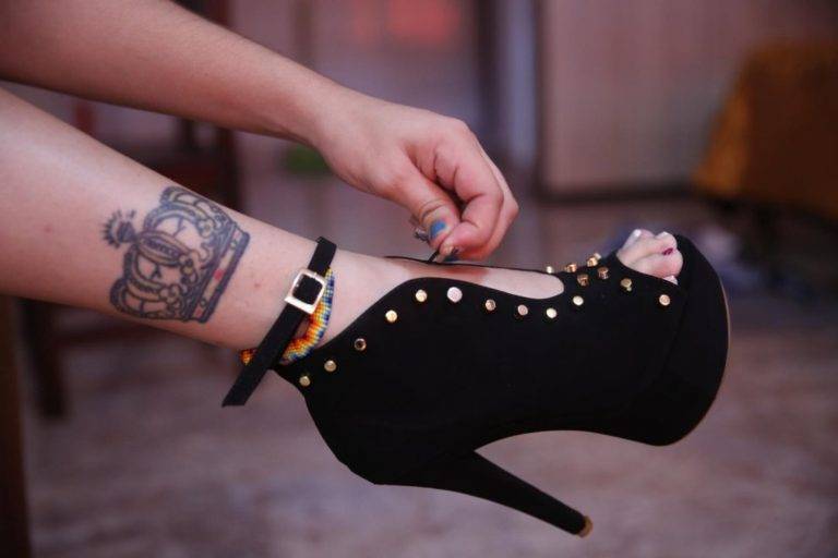 FOTOGRAFÍA. LAS PALMAS DE GRAN CANARIA (ISLAS CANARIAS) REINO DE ESPAÑA, 23 DE ABRIL DE 2020. Detalle de una mujer poniéndose un zapato de tacón. HECHOS RELACIONADOS, 21 DE OCTUBRE DE 2024. El Tribunal Superior de Justicia de Canarias (TSJC) ha ratificado el despido de una trabajadora que publicó en TikTok, Instagram, Youtube, Facebook y Twitter vídeos bailando con zapatos de tacón pese a estar de baja por haberse operado de un juanete —Un juanete es una protuberancia ósea que se forma en la articulación en la base del dedo gordo del pie. Efe