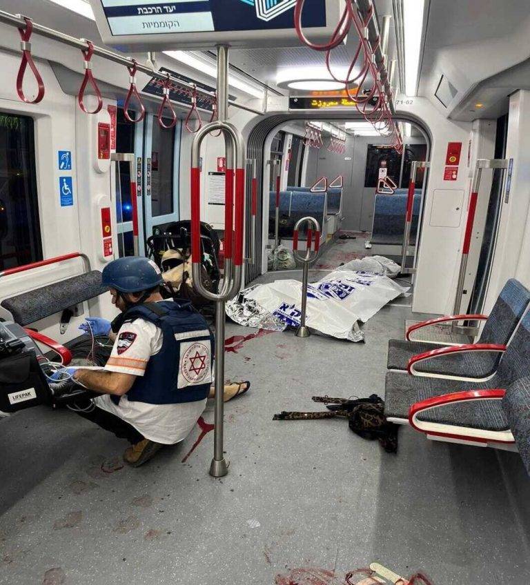 FOTOGRAFÍA. TEL AVIV (ISRAEL), 01 DE OCTUBRE DE 2024. Esta fotografía no es del intento de masacre de Irán en Israel sino un detalle de varios muertos en el Metro de Tel Aviv (Israel) tras una atentado terrorista perpetrados por los palestinos. "Consecuencias de la masacre en Tel Aviv, 8 muertos", denuncian fuentes de inteligencia militar israelí. La República Islámica de Irán lanzó al menos "181 misiles" contra Israel este martes y se activaron las sirenas en todo el país, confirmó Israel. Previamente, un alto mando norteamericano señaló que hay señales de que "Irán se prepara para lanzar pronto un ataque con misiles hacia Israel". Al momento se informó de "tres heridos de levedad en Israel por ataque iraní". No hay reportes, por ahora, en otras partes del país. Israel informa que "el espacio aéreo fue cerrado" y que los "vuelos serán dirigidos a aeropuertos en el exterior". En Israel señalaron: «Esto es una declaración de guerra, se espera una reacción fuera de lo común». Inteligencia militar Israelí/Lasvocesdelpueblo (Ñ Pueblo)