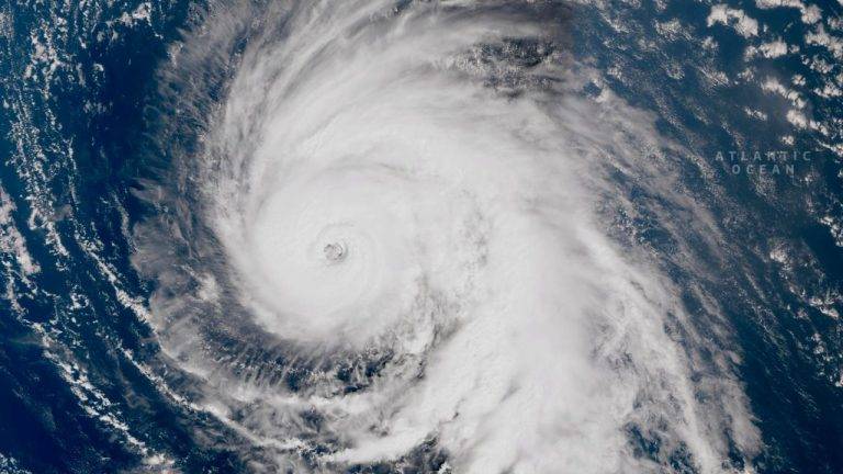 FOTOGRAFÍAS. LAS AZORES (PORTUGAL), 07 DE OCTUBRE DE 2024. El huracán Kirk dejará vientos muy fuertes y precipitaciones en la Península Imagen captada por el Copernicus Sentinel-3 el pasado 3 de octubre que muestra el huracán Kirk a unos 2,000 km al suroeste de las Azores southwest of the Azores Archipelago. Una decena de comunidades se encuentran este lunes en alerta por riesgo de lluvia y tormentas, algunos fenómenos costeros y viento, informa la página web de la Agencia Estatal de Meteorología (Aemet). European Union Copernicus Sentinel-3 Imagery/Efe