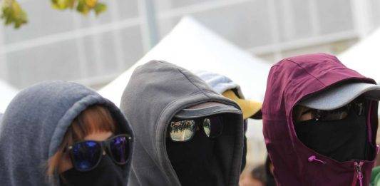 FOTOGRAFÍA. BELLATERRA (CERDANYOLA) BARCELONA (REINO DE ESPAÑA, 1 DE OCTUBRE DE 2024. Tensión en la UAB con cánticos a favor de Terra Lliure y ETA y odio hacia España y S'ha Acabat . Feria de Asociaciones de la Universitat Autònoma de Barcelona (UAB) 2024. Grupos separatistas y de ultraizquierda, entre ellos también un puñado de magrebíes, han intentado este mediodía expulsar de la Universidad Autónoma de Barcelona (UAB) a los jóvenes patriotas catalanes, miembros de la asociación S'ha Acabat -que lideran los jóvenes Andrea Llopart Gonzalo (presidente) y Hugo González Escarpa (vicepresidente)-, todo un faro de esperanza para la juventud catalana, por su resistencia pacífica en las Universidades catalanas frente a totalitarismo progre, separatista y comunista. Se ha registra la presencia de los diputados del Grupo Parlamentario de VOX en el Parlament de Catalunya: Alberto Tarradas Peneque por Gerona; la joven diputada por Barcelona y expresidente de S'ha Acabat, Julia Calvet Puig; entre otros, juntos a los concejales de VOX como Iván Cánovas Casanova. También, estuvo presente para dar la cara el presidente del Grupo Parlamentario del Partido Popular de Catalunya (PPC) en el Parlament de Catalunya y líder de esta formación en Cataluña, Alejandro Fernández Álvarez. Lasvocesdelpueblo (Ñ Pueblo)