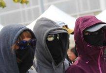 Carta abierta a la UAB con el deseo de que sea conocida por la ciudadanía FOTOGRAFÍA. BELLATERRA (CERDANYOLA) BARCELONA (REINO DE ESPAÑA, 1 DE OCTUBRE DE 2024. Feria de Asociaciones de la Universitat Autònoma de Barcelona (UAB) 2024. Grupos separatistas y de ultraizquierda, entre ellos también un puñado de magrebíes, han intentado este mediodía expulsar de la Universidad Autónoma de Barcelona (UAB) a los jóvenes patriotas catalanes, miembros de la asociación S'ha Acabat -que lideran los jóvenes Andrea Llopart Gonzalo (presidente) y Hugo González Escarpa (vicepresidente)-, todo un faro de esperanza para la juventud catalana, por su resistencia pacífica en las Universidades catalanas frente a totalitarismo progre, separatista y comunista. Se ha registra la presencia de los diputados del Grupo Parlamentario de VOX en el Parlament de Catalunya: Alberto Tarradas Peneque por Gerona; la joven diputada por Barcelona y expresidente de S'ha Acabat, Julia Calvet Puig; entre otros, juntos a los concejales de VOX como Iván Cánovas Casanova. También, estuvo presente para dar la cara el presidente del Grupo Parlamentario del Partido Popular de Catalunya (PPC) en el Parlament de Catalunya y líder de esta formación en Cataluña, Alejandro Fernández Álvarez. Lasvocesdelpueblo (Ñ Pueblo)