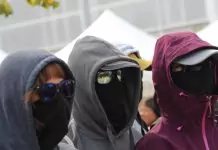 Carta abierta a la UAB con el deseo de que sea conocida por la ciudadanía FOTOGRAFÍA. BELLATERRA (CERDANYOLA) BARCELONA (REINO DE ESPAÑA, 1 DE OCTUBRE DE 2024. Feria de Asociaciones de la Universitat Autònoma de Barcelona (UAB) 2024. Grupos separatistas y de ultraizquierda, entre ellos también un puñado de magrebíes, han intentado este mediodía expulsar de la Universidad Autónoma de Barcelona (UAB) a los jóvenes patriotas catalanes, miembros de la asociación S'ha Acabat -que lideran los jóvenes Andrea Llopart Gonzalo (presidente) y Hugo González Escarpa (vicepresidente)-, todo un faro de esperanza para la juventud catalana, por su resistencia pacífica en las Universidades catalanas frente a totalitarismo progre, separatista y comunista. Se ha registra la presencia de los diputados del Grupo Parlamentario de VOX en el Parlament de Catalunya: Alberto Tarradas Peneque por Gerona; la joven diputada por Barcelona y expresidente de S'ha Acabat, Julia Calvet Puig; entre otros, juntos a los concejales de VOX como Iván Cánovas Casanova. También, estuvo presente para dar la cara el presidente del Grupo Parlamentario del Partido Popular de Catalunya (PPC) en el Parlament de Catalunya y líder de esta formación en Cataluña, Alejandro Fernández Álvarez. Lasvocesdelpueblo (Ñ Pueblo)