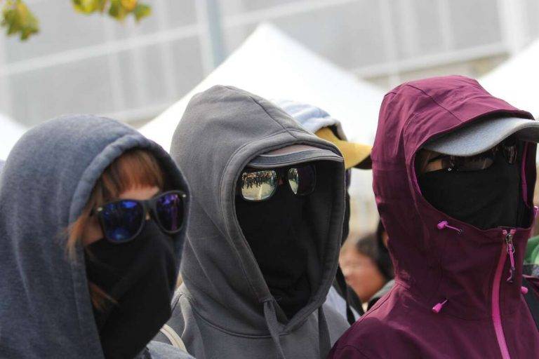 FOTOGRAFÍA. BELLATERRA (CERDANYOLA) BARCELONA (REINO DE ESPAÑA, 1 DE OCTUBRE DE 2024. Feria de Asociaciones de la Universitat Autònoma de Barcelona (UAB) 2024. Grupos separatistas y de ultraizquierda, entre ellos también un puñado de magrebíes, han intentado este mediodía expulsar de la Universidad Autónoma de Barcelona (UAB) a los jóvenes patriotas catalanes, miembros de la asociación S'ha Acabat -que lideran los jóvenes Andrea Llopart Gonzalo (presidente) y Hugo González Escarpa (vicepresidente)-, todo un faro de esperanza para la juventud catalana, por su resistencia pacífica en las Universidades catalanas frente a totalitarismo progre, separatista y comunista. Se ha registra la presencia de los diputados del Grupo Parlamentario de VOX en el Parlament de Catalunya: Alberto Tarradas Peneque por Gerona; la joven diputada por Barcelona y expresidente de S'ha Acabat, Julia Calvet Puig; entre otros, juntos a los concejales de VOX como Iván Cánovas Casanova. También, estuvo presente para dar la cara el presidente del Grupo Parlamentario del Partido Popular de Catalunya (PPC) en el Parlament de Catalunya y líder de esta formación en Cataluña, Alejandro Fernández Álvarez. Lasvocesdelpueblo (Ñ Pueblo)