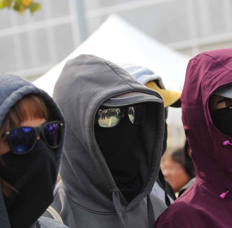 Carta abierta a la UAB con el deseo de que sea conocida por la ciudadanía FOTOGRAFÍA. BELLATERRA (CERDANYOLA) BARCELONA (REINO DE ESPAÑA, 1 DE OCTUBRE DE 2024. Feria de Asociaciones de la Universitat Autònoma de Barcelona (UAB) 2024. Grupos separatistas y de ultraizquierda, entre ellos también un puñado de magrebíes, han intentado este mediodía expulsar de la Universidad Autónoma de Barcelona (UAB) a los jóvenes patriotas catalanes, miembros de la asociación S'ha Acabat -que lideran los jóvenes Andrea Llopart Gonzalo (presidente) y Hugo González Escarpa (vicepresidente)-, todo un faro de esperanza para la juventud catalana, por su resistencia pacífica en las Universidades catalanas frente a totalitarismo progre, separatista y comunista. Se ha registra la presencia de los diputados del Grupo Parlamentario de VOX en el Parlament de Catalunya: Alberto Tarradas Peneque por Gerona; la joven diputada por Barcelona y expresidente de S'ha Acabat, Julia Calvet Puig; entre otros, juntos a los concejales de VOX como Iván Cánovas Casanova. También, estuvo presente para dar la cara el presidente del Grupo Parlamentario del Partido Popular de Catalunya (PPC) en el Parlament de Catalunya y líder de esta formación en Cataluña, Alejandro Fernández Álvarez. Lasvocesdelpueblo (Ñ Pueblo)