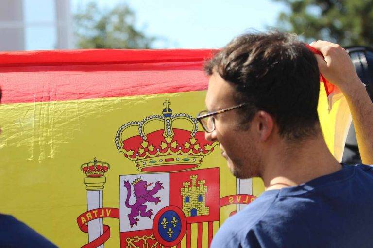 FOTOGRAFÍA. BELLATERRA (CERDANYOLA) BARCELONA (REINO DE ESPAÑA, 1 DE OCTUBRE DE 2024. Cielos nubosos y precipitaciones generalizadas el miércoles.- Feria de Asociaciones de la Universitat Autònoma de Barcelona (UAB) 2024. Grupos separatistas y de ultraizquierda, entre ellos también un puñado de magrebíes, han intentado este mediodía expulsar de la Universidad Autónoma de Barcelona (UAB) a los jóvenes patriotas catalanes, miembros de la asociación S'ha Acabat -que lideran los jóvenes Andrea Llopart Gonzalo (presidente) y Hugo González Escarpa (vicepresidente)-, todo un faro de esperanza para la juventud catalana, por su resistencia pacífica en las Universidades catalanas frente a totalitarismo progre, separatista y comunista. Se ha registra la presencia de los diputados del Grupo Parlamentario de VOX en el Parlament de Catalunya: Alberto Tarradas Peneque por Gerona; la joven diputada por Barcelona y expresidente de S'ha Acabat, Julia Calvet Puig; entre otros, juntos a los concejales de VOX como Iván Cánovas Casanova. También, estuvo presente para dar la cara el presidente del Grupo Parlamentario del Partido Popular de Catalunya (PPC) en el Parlament de Catalunya y líder de esta formación en Cataluña, Alejandro Fernández Álvarez. Lasvocesdelpueblo (Ñ Pueblo)