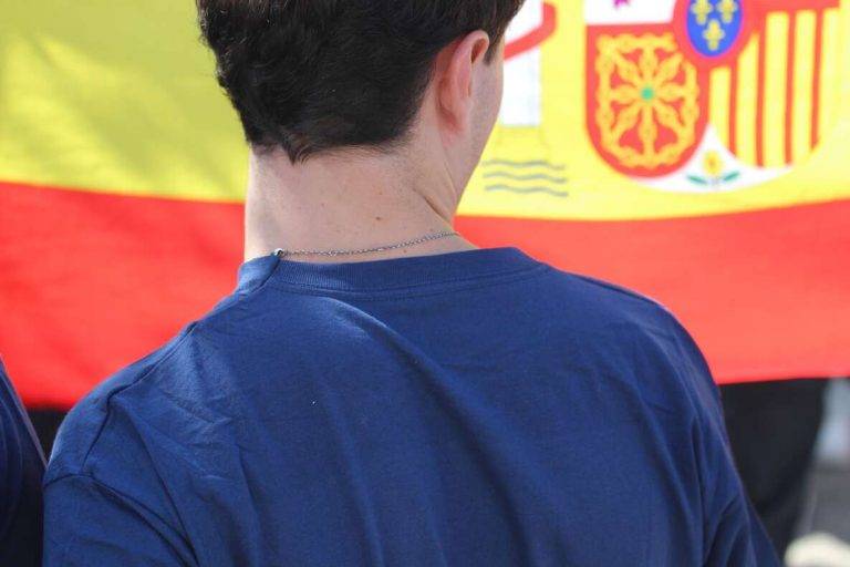 FOTOGRAFÍA. BELLATERRA (CERDANYOLA) BARCELONA (REINO DE ESPAÑA, 1 DE OCTUBRE DE 2024. Cielos poco nubosos en la mayor parte del país el sábado.- Feria de Asociaciones de la Universitat Autònoma de Barcelona (UAB) 2024. Grupos separatistas y de ultraizquierda, entre ellos también un puñado de magrebíes, han intentado este mediodía expulsar de la Universidad Autónoma de Barcelona (UAB) a los jóvenes patriotas catalanes, miembros de la asociación S'ha Acabat -que lideran los jóvenes Andrea Llopart Gonzalo (presidente) y Hugo González Escarpa (vicepresidente)-, todo un faro de esperanza para la juventud catalana, por su resistencia pacífica en las Universidades catalanas frente a totalitarismo progre, separatista y comunista. Se ha registra la presencia de los diputados del Grupo Parlamentario de VOX en el Parlament de Catalunya: Alberto Tarradas Peneque por Gerona; la joven diputada por Barcelona y expresidente de S'ha Acabat, Julia Calvet Puig; entre otros, juntos a los concejales de VOX como Iván Cánovas Casanova. También, estuvo presente para dar la cara el presidente del Grupo Parlamentario del Partido Popular de Catalunya (PPC) en el Parlament de Catalunya y líder de esta formación en Cataluña, Alejandro Fernández Álvarez. Lasvocesdelpueblo (Ñ Pueblo)