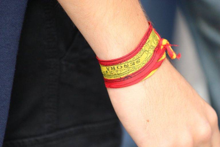 FOTOGRAFÍA. BELLATERRA (CERDANYOLA) BARCELONA (REINO DE ESPAÑA, 1 DE OCTUBRE DE 2024. Precipitaciones fuertes con tormentas este jueves.- Feria de Asociaciones de la Universitat Autònoma de Barcelona (UAB) 2024. Grupos separatistas y de ultraizquierda, entre ellos también un puñado de magrebíes, han intentado este mediodía expulsar de la Universidad Autónoma de Barcelona (UAB) a los jóvenes patriotas catalanes, miembros de la asociación S'ha Acabat -que lideran los jóvenes Andrea Llopart Gonzalo (presidente) y Hugo González Escarpa (vicepresidente)-, todo un faro de esperanza para la juventud catalana, por su resistencia pacífica en las Universidades catalanas frente a totalitarismo progre, separatista y comunista. Se ha registra la presencia de los diputados del Grupo Parlamentario de VOX en el Parlament de Catalunya: Alberto Tarradas Peneque por Gerona; la joven diputada por Barcelona y expresidente de S'ha Acabat, Julia Calvet Puig; entre otros, juntos a los concejales de VOX como Iván Cánovas Casanova. También, estuvo presente para dar la cara el presidente del Grupo Parlamentario del Partido Popular de Catalunya (PPC) en el Parlament de Catalunya y líder de esta formación en Cataluña, Alejandro Fernández Álvarez. Lasvocesdelpueblo (Ñ Pueblo)