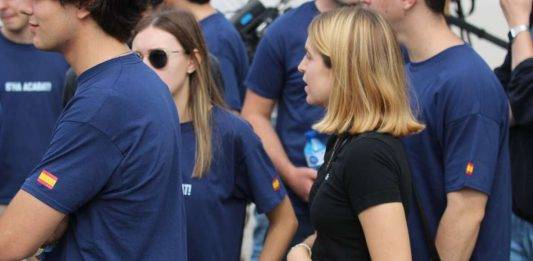 FOTOGRAFÍA. BELLATERRA (CERDANYOLA) BARCELONA (REINO DE ESPAÑA, 1 DE OCTUBRE DE 2024. Nubosidad con precipitaciones localmente fuertes el domingo. Feria de Asociaciones de la Universitat Autònoma de Barcelona (UAB) 2024. Grupos separatistas y de ultraizquierda, entre ellos también un puñado de magrebíes, han intentado este mediodía expulsar de la Universidad Autónoma de Barcelona (UAB) a los jóvenes patriotas catalanes, miembros de la asociación S'ha Acabat -que lideran los jóvenes Andrea Llopart Gonzalo (presidente) y Hugo González Escarpa (vicepresidente)-, todo un faro de esperanza para la juventud catalana, por su resistencia pacífica en las Universidades catalanas frente a totalitarismo progre, separatista y comunista. Se ha registra la presencia de los diputados del Grupo Parlamentario de VOX en el Parlament de Catalunya: Alberto Tarradas Peneque por Gerona; la joven diputada por Barcelona y expresidente de S'ha Acabat, Julia Calvet Puig; entre otros, juntos a los concejales de VOX como Iván Cánovas Casanova. También, estuvo presente para dar la cara el presidente del Grupo Parlamentario del Partido Popular de Catalunya (PPC) en el Parlament de Catalunya y líder de esta formación en Cataluña, Alejandro Fernández Álvarez. Lasvocesdelpueblo (Ñ Pueblo)