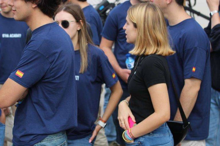 FOTOGRAFÍA. BELLATERRA (CERDANYOLA) BARCELONA (REINO DE ESPAÑA, 1 DE OCTUBRE DE 2024. Nubosidad con precipitaciones localmente fuertes el domingo. Feria de Asociaciones de la Universitat Autònoma de Barcelona (UAB) 2024. Grupos separatistas y de ultraizquierda, entre ellos también un puñado de magrebíes, han intentado este mediodía expulsar de la Universidad Autónoma de Barcelona (UAB) a los jóvenes patriotas catalanes, miembros de la asociación S'ha Acabat -que lideran los jóvenes Andrea Llopart Gonzalo (presidente) y Hugo González Escarpa (vicepresidente)-, todo un faro de esperanza para la juventud catalana, por su resistencia pacífica en las Universidades catalanas frente a totalitarismo progre, separatista y comunista. Se ha registra la presencia de los diputados del Grupo Parlamentario de VOX en el Parlament de Catalunya: Alberto Tarradas Peneque por Gerona; la joven diputada por Barcelona y expresidente de S'ha Acabat, Julia Calvet Puig; entre otros, juntos a los concejales de VOX como Iván Cánovas Casanova. También, estuvo presente para dar la cara el presidente del Grupo Parlamentario del Partido Popular de Catalunya (PPC) en el Parlament de Catalunya y líder de esta formación en Cataluña, Alejandro Fernández Álvarez. Lasvocesdelpueblo (Ñ Pueblo)