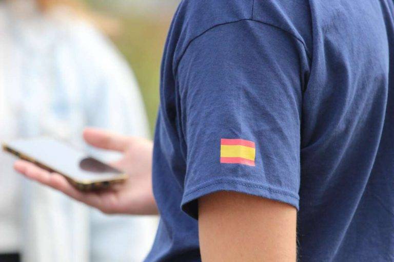 FOTOGRAFÍA. BELLATERRA (CERDANYOLA) BARCELONA (REINO DE ESPAÑA, 1 DE OCTUBRE DE 2024. Cielos cubiertos acompañados de precipitaciones el jueves.- Feria de Asociaciones de la Universitat Autònoma de Barcelona (UAB) 2024. Grupos separatistas y de ultraizquierda, entre ellos también un puñado de magrebíes, han intentado este mediodía expulsar de la Universidad Autónoma de Barcelona (UAB) a los jóvenes patriotas catalanes, miembros de la asociación S'ha Acabat -que lideran los jóvenes Andrea Llopart Gonzalo (presidente) y Hugo González Escarpa (vicepresidente)-, todo un faro de esperanza para la juventud catalana, por su resistencia pacífica en las Universidades catalanas frente a totalitarismo progre, separatista y comunista. Se ha registra la presencia de los diputados del Grupo Parlamentario de VOX en el Parlament de Catalunya: Alberto Tarradas Peneque por Gerona; la joven diputada por Barcelona y expresidente de S'ha Acabat, Julia Calvet Puig; entre otros, juntos a los concejales de VOX como Iván Cánovas Casanova. También, estuvo presente para dar la cara el presidente del Grupo Parlamentario del Partido Popular de Catalunya (PPC) en el Parlament de Catalunya y líder de esta formación en Cataluña, Alejandro Fernández Álvarez. Lasvocesdelpueblo (Ñ Pueblo)