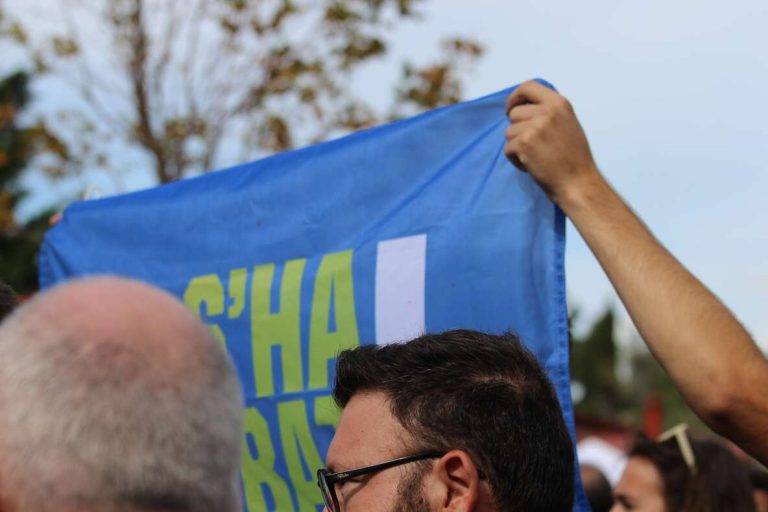 FOTOGRAFÍA. BELLATERRA (CERDANYOLA) BARCELONA (REINO DE ESPAÑA, 1 DE OCTUBRE DE 2024. Un tiempo estable predominará este viernes. Feria de Asociaciones de la Universitat Autònoma de Barcelona (UAB) 2024. Grupos separatistas y de ultraizquierda, entre ellos también un puñado de magrebíes, han intentado este mediodía expulsar de la Universidad Autónoma de Barcelona (UAB) a los jóvenes patriotas catalanes, miembros de la asociación S'ha Acabat -que lideran los jóvenes Andrea Llopart Gonzalo (presidente) y Hugo González Escarpa (vicepresidente)-, todo un faro de esperanza para la juventud catalana, por su resistencia pacífica en las Universidades catalanas frente a totalitarismo progre, separatista y comunista. Se ha registra la presencia de los diputados del Grupo Parlamentario de VOX en el Parlament de Catalunya: Alberto Tarradas Peneque por Gerona; la joven diputada por Barcelona y expresidente de S'ha Acabat, Julia Calvet Puig; entre otros, juntos a los concejales de VOX como Iván Cánovas Casanova. También, estuvo presente para dar la cara el presidente del Grupo Parlamentario del Partido Popular de Catalunya (PPC) en el Parlament de Catalunya y líder de esta formación en Cataluña, Alejandro Fernández Álvarez. Lasvocesdelpueblo (Ñ Pueblo)