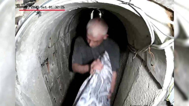 FOTOGRAFÍA. TEL AL-SULTÁN (RAFAH) FRANJA DE GAZA (PALESTINA), 19 DE OCTUBRE DE 2024. Detalle del túnel donde se alojó sanguinario terrorista y cobarde líder supremo de Hamás ISIS, Yahya Sinwar, en la zona de Tel al-Sultan, Tel al-Sultán (Tel as-Sultán) uno de los ocho "campos de refugiados" -en la actualidad construidos y transformados en ciudad- en la Franja de Gaza (Palestina) que se encuentra en la gobernación de Rafah, justo al norte de la ciudad de Rafah y del campamento-ciudad de Rafah. Asimismo, el al-Sultán (Tel as-Sultán) se estableció para absorber a los refugiados del "campamento Canadá" después de que este fuese finalmente clausulado en el año 2000. Sinwar usaba así como escudo humano a los civiles para no tener que dar la cara hasta que se equivocó por fin y salió de su agujero a reunirse con los jefes de la banda terrorista fascista nazi antisemita en un edificio cercano el pasado miércoles, 16 de octubre de 2024, y las Fuerzas de Defensa de Israel (FDI) dieron con él sin ningún civil palestino en la zona. Tras acabar con sus dos colegas, él, ya herido en el brazo y mano izquierda, huyó a esconderse en una planta de un edificio en ruina de la zona. Las FDI enviaron un drone a vigilar el edificio y allí estaba él, atacando el drone con una madera. Poco después fue eliminado en un ataque de la fuerza aérea de Israel. La brigada de las FDI accedió y es cuando, siguiendo el protocolo, pudieron comprobar que el terrorista era el líder de Hamás Yahya Sinwar. Fuentes de inteligencia militar de Israel/Lasvocesdelpueblo (Ñ Pueblo)