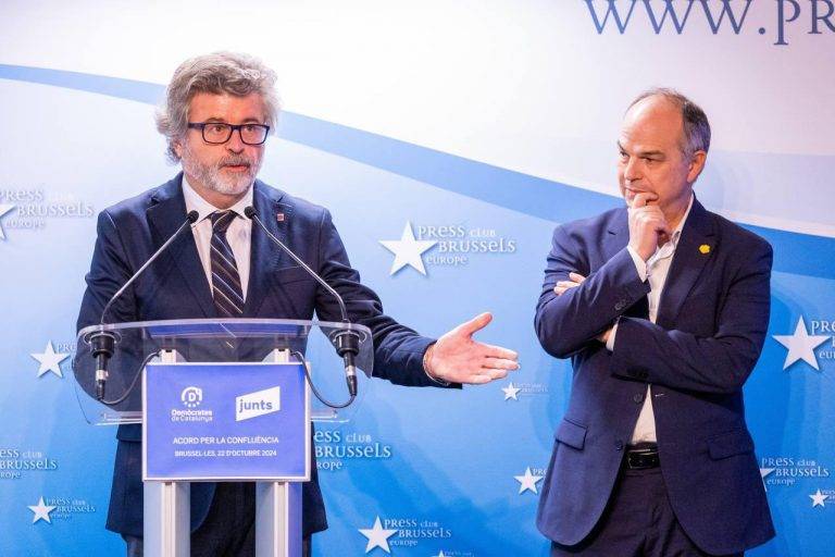 FOTOGRAFÍA. WATERLOO (BÉLGICA), 22 DE OCTUBRE DE 2024. Los derechistas cobardes separatistas, el secretario general de JxCat) Jordi Turull Negre, y el líder Demócratas, Antoni Castellà Calvé, han firmado un acuerdo de la confluencia: Demòcrates se disuelve en JxCat. Lasvocesdelpueblo (Ñ pueblo)