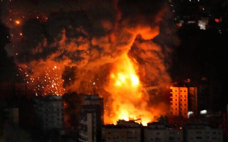 FOTOGRAFÍA. DAHIYEH (BEIRUT) LÍBANO, 24 DE OCTUBRE DE 2024. Las Fuerzas de Defensa de Israel (IDF) confirmaron haber alcanzado varias instalaciones de almacenamiento y fabricación de armas de Hezbollah en ataques nocturnos contra Dahiyeh, bastión de la organización terrorista en el sur de Beirut. Captura Vídeo inteligencia militar de Israel/Lasvocesdelpueblo (Ñ Pueblo)