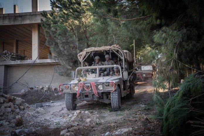 Tzáhal destruye una infraestructura terrorista para la producción y almacenamiento de armas de Hezbolá en Beirut (1) FOTOGRAFÍA. SUR DEL LÍBANO (LÍBANO), 26 DE OCTUBRE DE 2024. En la imagen, guerreros santos del Tzáhal operando en las aldeas del sur del Líbano contra el terrorismo islamofascista de Hezbolá (hezbollah). Anoche, las las Fuerzas de Defensa de israel (FDI) integrantes del Ejército de defensa de la Tierra Santa (Tzáhal) allanaron infraestructura terrorista para la producción y almacenamiento de armas de combate en el suburbio sur de Beirut (Líbano); Decenas de infraestructuras terroristas del Hezbolá fueron destruidas en el Líbano en las últimas horas. Tzáhal/Lasvocesdelpueblo (Ñ Pueblo)