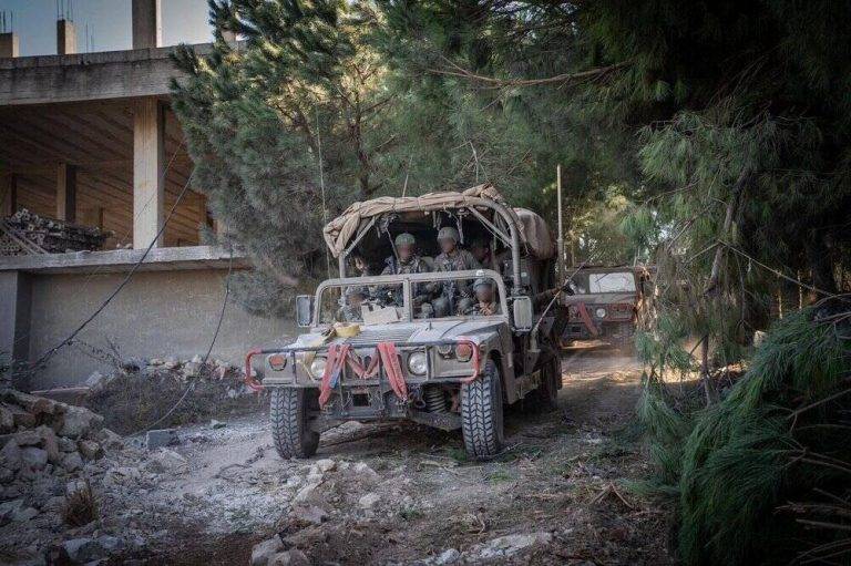 FOTOGRAFÍA. SUR DEL LÍBANO (LÍBANO), 26 DE OCTUBRE DE 2024. En la imagen, guerreros santos del Tzáhal operando en las aldeas del sur del Líbano contra el terrorismo islamofascista de Hezbolá (hezbollah). Anoche, las las Fuerzas de Defensa de israel (FDI)  integrantes del Ejército de defensa de la Tierra Santa (Tzáhal) allanaron infraestructura terrorista para la producción y almacenamiento de armas de combate en el suburbio sur de Beirut (Líbano); Decenas de infraestructuras terroristas del Hezbolá fueron destruidas en el Líbano en las últimas horas. Tzáhal/Lasvocesdelpueblo (Ñ Pueblo)
