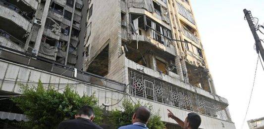 FOTOGRAFÍA. BARRIADA AL BASHURA (BEIRUT) LÍBANO, 03 DE SEPTIEMBRE DE 2024. Residentes locales inspeccionan un edificio dañado tras un ataque aéreo del Ejército de defensa de Israel, el Tzáhal, en el barrio de Al Bashura de Beirut, Líbano, el 3 de octubre de 2024, donde el grupo de asesinos terroristas yihadista antisemita chií libanés socio de la República islámica de Irán en el Oriente Medio, Hezbolá (Hezbollah), escondía sus misiles apuntando a los civiles en Israel. Efe