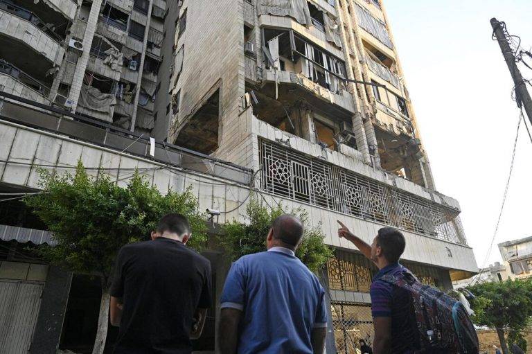 FOTOGRAFÍA. BARRIADA AL BASHURA (BEIRUT) LÍBANO, 03 DE SEPTIEMBRE DE 2024. Residentes locales inspeccionan un edificio dañado tras un ataque aéreo del Ejército de defensa de Israel, el Tzáhal, en el barrio de Al Bashura de Beirut, Líbano, el 3 de octubre de 2024, donde el grupo de asesinos terroristas yihadista antisemita chií libanés socio de la República islámica de Irán en el Oriente Medio, Hezbolá (Hezbollah), escondía sus misiles apuntando a los civiles en Israel. Efe