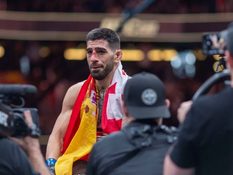 FOTOGRAFÍA. Abu Dhabi (United Arab Emirates), 26/10/2024.- Ilia Topuria (Red) celebrates after beating Max Holloway (Blue) during their Featherweight bout at UFC 308 in Abu Dhabi, United Arab Emirates, 26 October 2024. (Emiratos Árabes Unidos). Efe