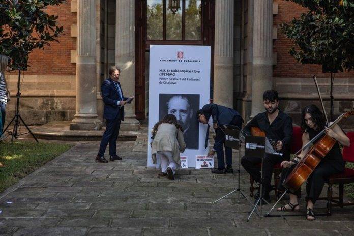 FOTOGRAFÍA. BARCELONA (REINO DE ESPAÑA), 16 DE OCTUBRE DE 2024. VOX hace justicia a las 8.352 víctimas masacradas por parte del sanguinario separatista y golpista Lluís Companys Jover (1842-1940), durante un homenaje organizado por el Parlament de Catalunya en recuerdo a este asesino separatista fusilado por las tropas franquistas hace 84 años y un día este miércoles. El portavoz del Grupo Parlamentario de VOX Parlament de Catalunya, Joan Garriga Doménech, asegura que "son sus víctimas y no él quien merecen reconocimiento y atención". El Grupo VOX deposita unos carteles en los que puede leerse el número de víctimas fallecidas en el mandato de Companys: "Companys assassi de 8.352 catalans". Lasvocesdelpueblo (Ñ Pueblo)